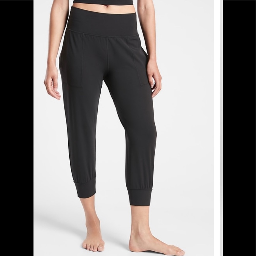 NWT Athleta Salutation Crop Jogger 2X. Black